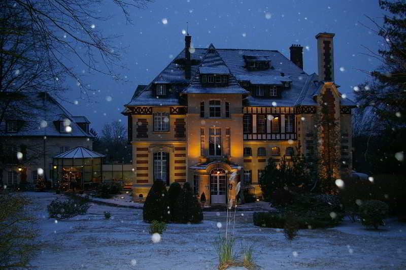 Le Chateau De La Tour Hotel Gouvieux Exterior photo